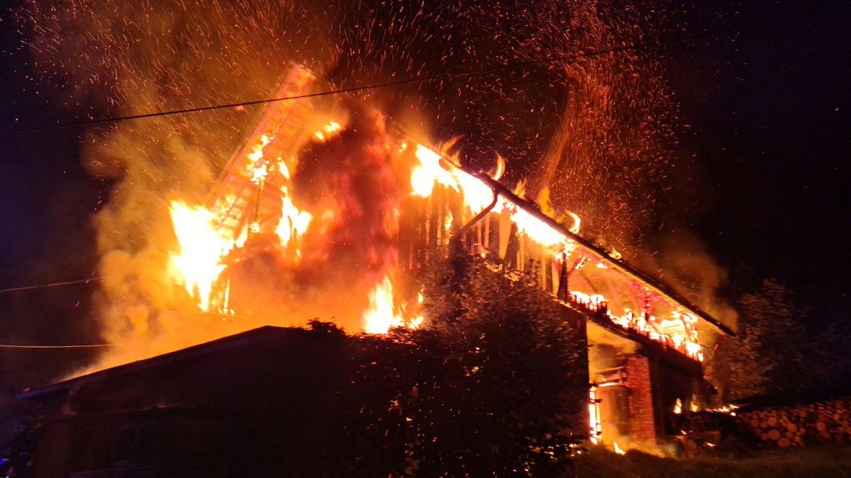 Požár stodoly ohrozil přilehlý dům na Semilsku, škoda za 600 tisíc korun